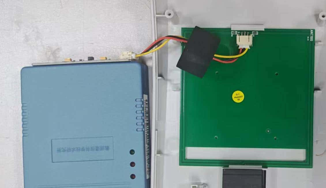 这个天线电路板是强力胶粘贴？太难拆了！拆解“身份证阅读器”