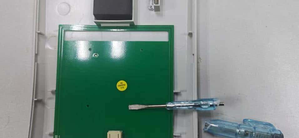 这个天线电路板是强力胶粘贴？太难拆了！拆解“身份证阅读器”