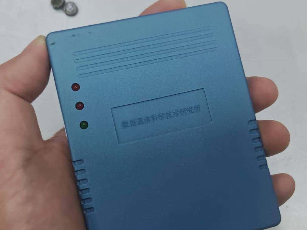 这个天线电路板是强力胶粘贴？太难拆了！拆解“身份证阅读器”