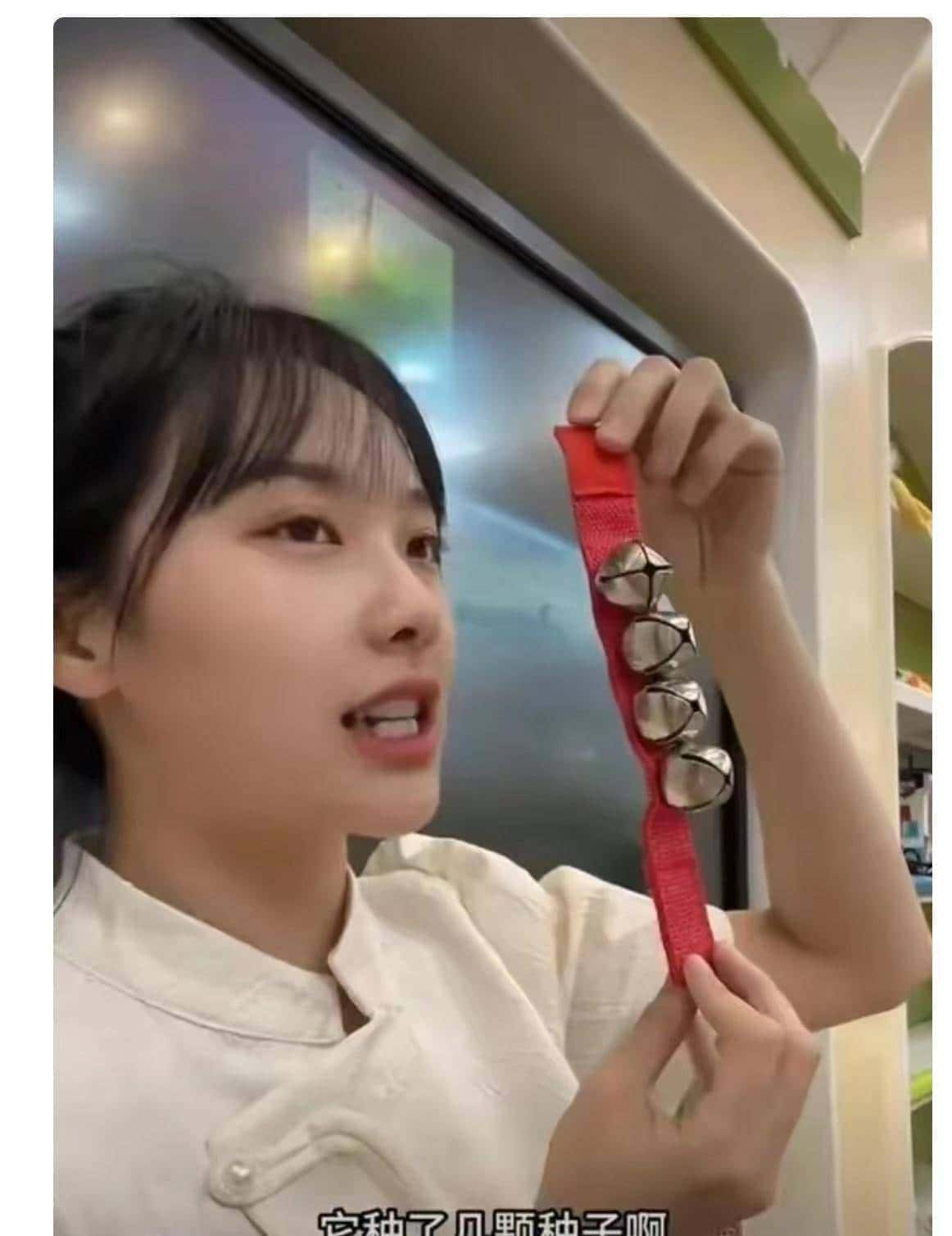 如何看待一美女幼教老师走红网络的背后缘由,满脑子都是挖呀挖?