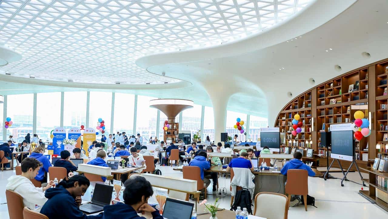 练秋湖畔贝壳图书馆漫谈——任正非与ICPC主席、教练及获奖选手座谈会纪要