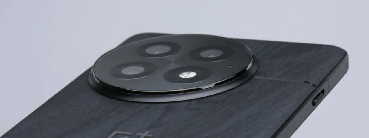 友商承让了，一加13评测：4499元起的骁龙8至尊版+2K屏+潜望长焦