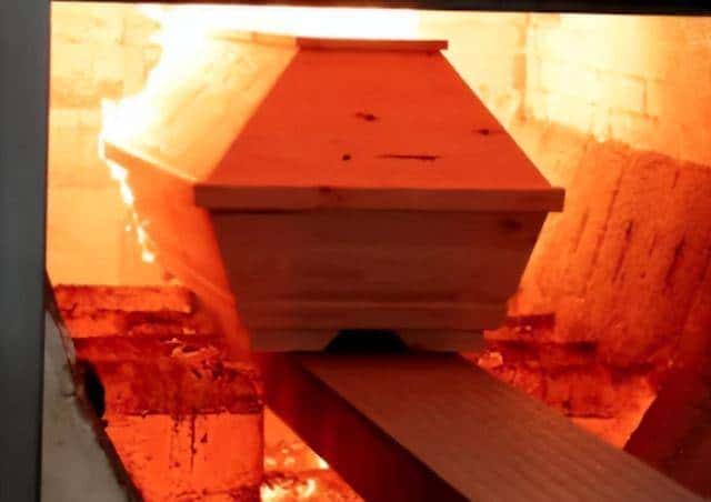 原来土葬比火葬更可怕，人死后埋入地下一个月，尸体会发生什么？