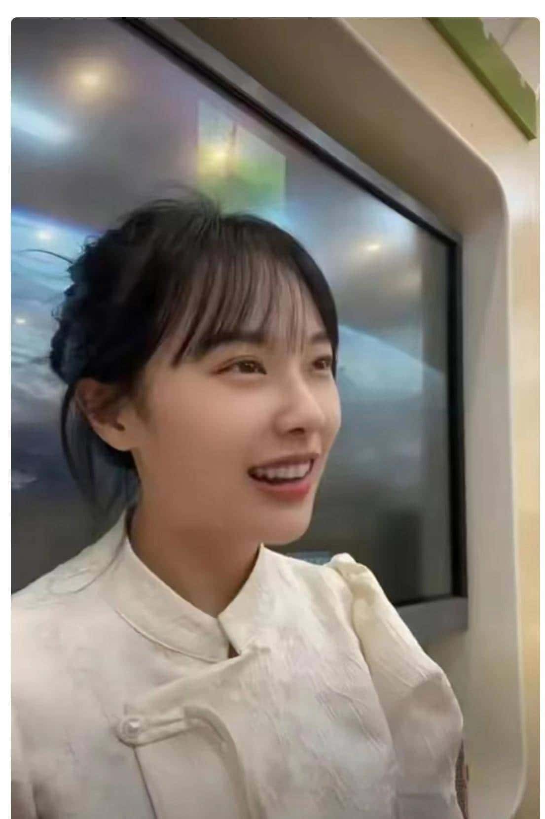 如何看待一美女幼教老师走红网络的背后缘由，满脑子都是挖呀挖? - 宋马