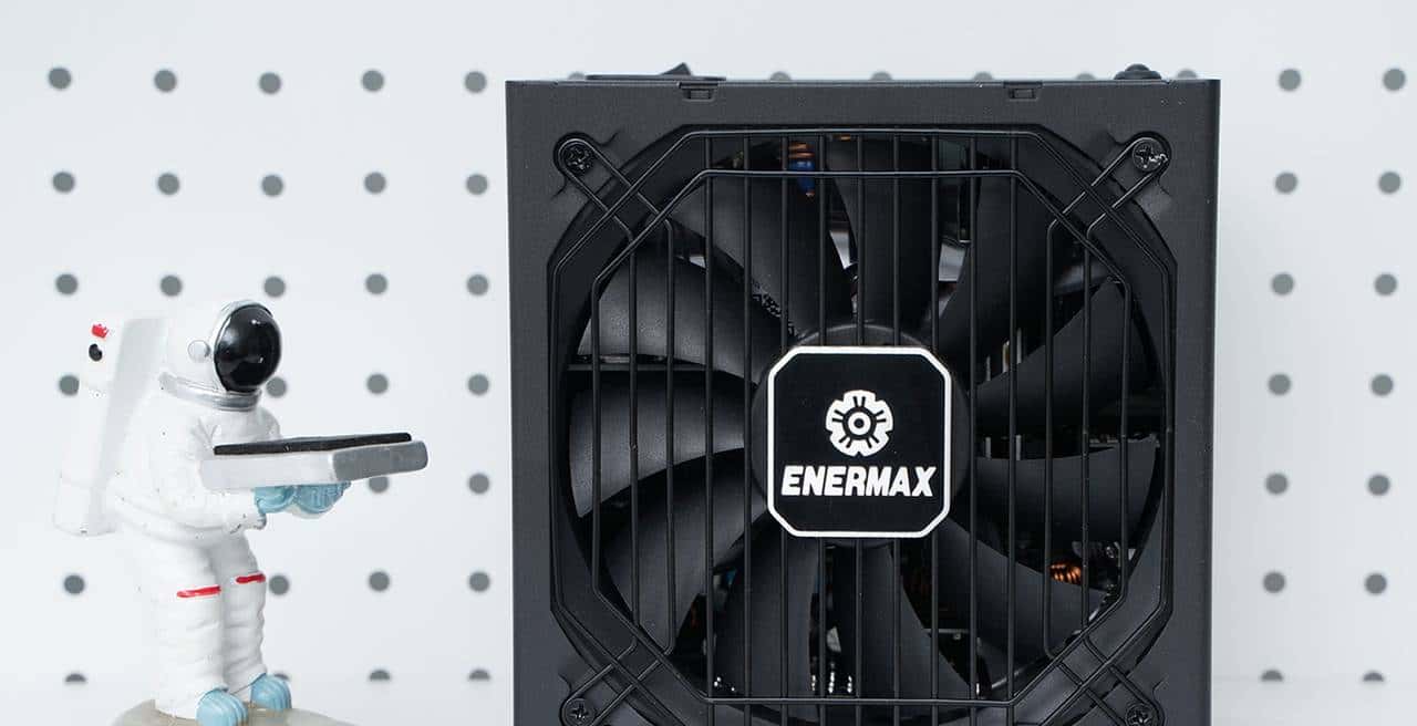 2K游戏神器 七彩虹iGame GeForce RTX 5070 Ultra W OC 12GB评测