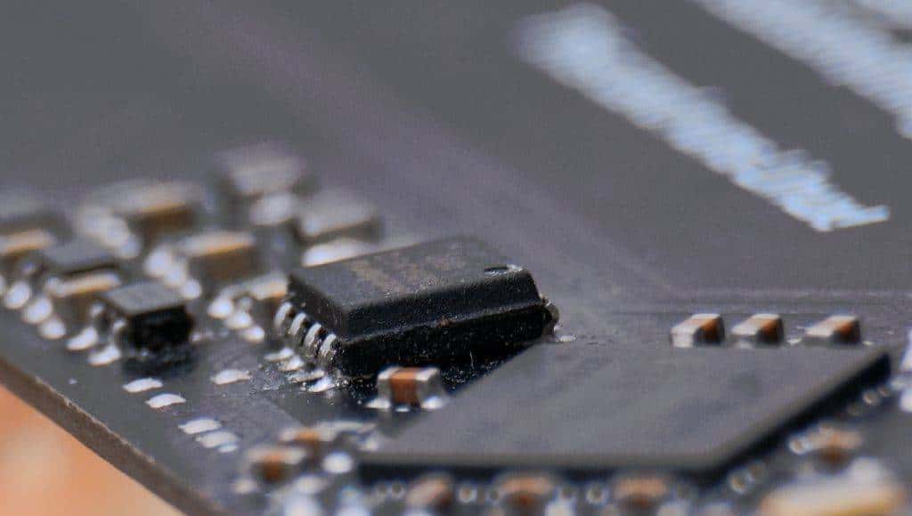 我的名片能运行Linux和Python，还能玩2048小游戏，成本只要20元