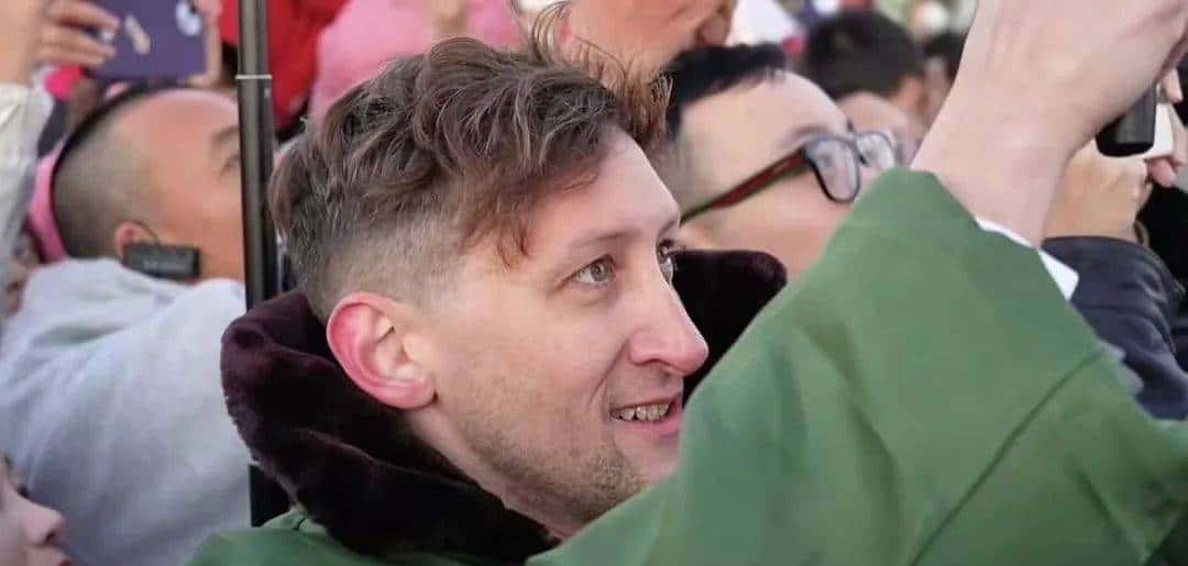 被“网暴”的美国小伙，收到春晚邀约！