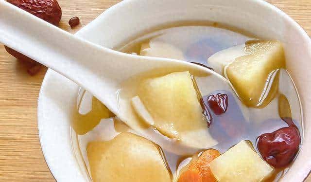 冬天,苹果别生吃了,1个苹果几颗红枣,煮一锅暖到心底 - 宋马