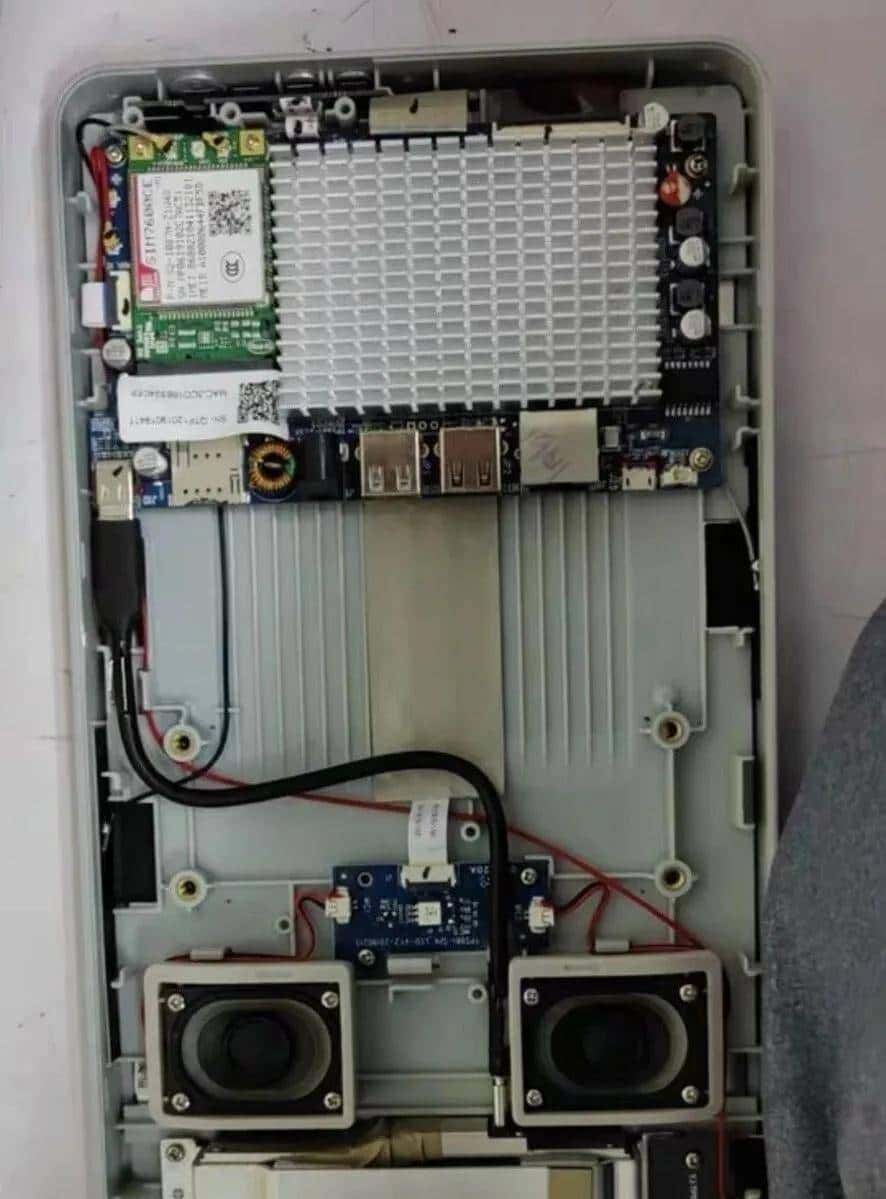 某鱼流出160元10.1寸触摸大屏的开发板，rk3399+4G运存+16G硬盘！