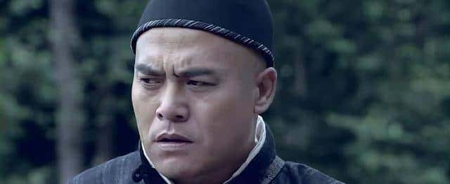 一侦查员深入敌穴游说叛军，走到院门处，喂马老头道：还不赶紧走