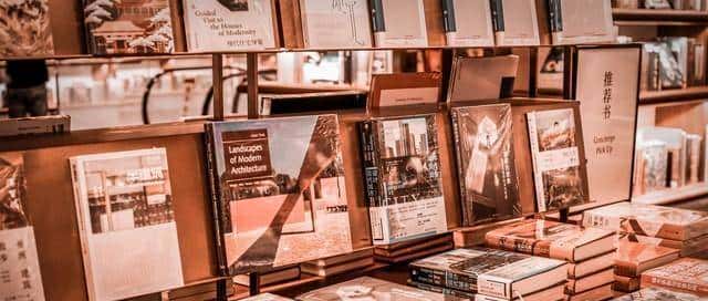 普通人的俩救命宝:钱扛生活烦,书解心里结