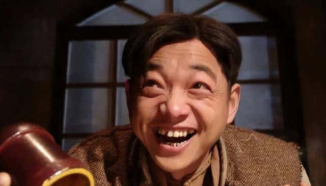 一侦查员深入敌穴游说叛军，走到院门处，喂马老头道：还不赶紧走