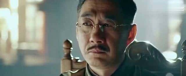 一侦查员深入敌穴游说叛军，走到院门处，喂马老头道：还不赶紧走