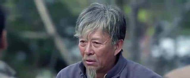 一侦查员深入敌穴游说叛军，走到院门处，喂马老头道：还不赶紧走