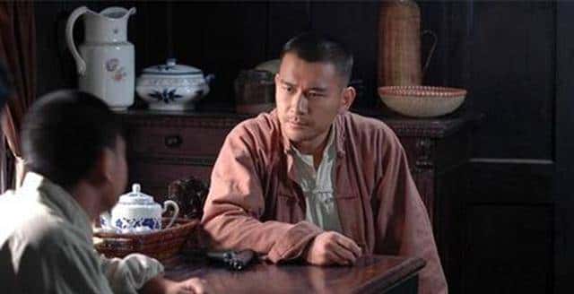 一侦查员深入敌穴游说叛军，走到院门处，喂马老头道：还不赶紧走