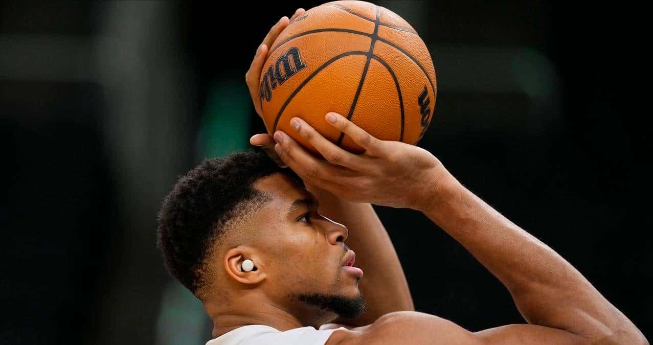 字母哥赛后举动引热议，淋过雨愿给别人撑伞，东字组合真有说法？