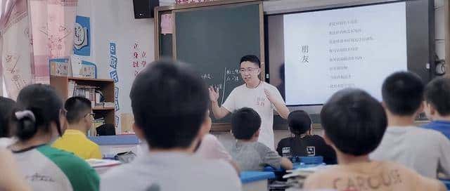 章莹颖遇害8年太催泪！博士男友不恋不婚。以另一种方式替她尽孝