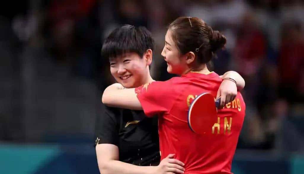 女团颁奖现场陈梦主动让山C位