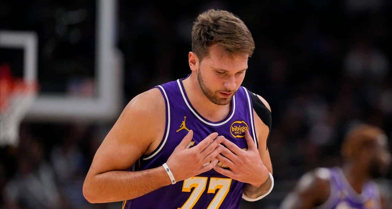 字母哥赛后举动引热议，淋过雨愿给别人撑伞，东字组合真有说法？