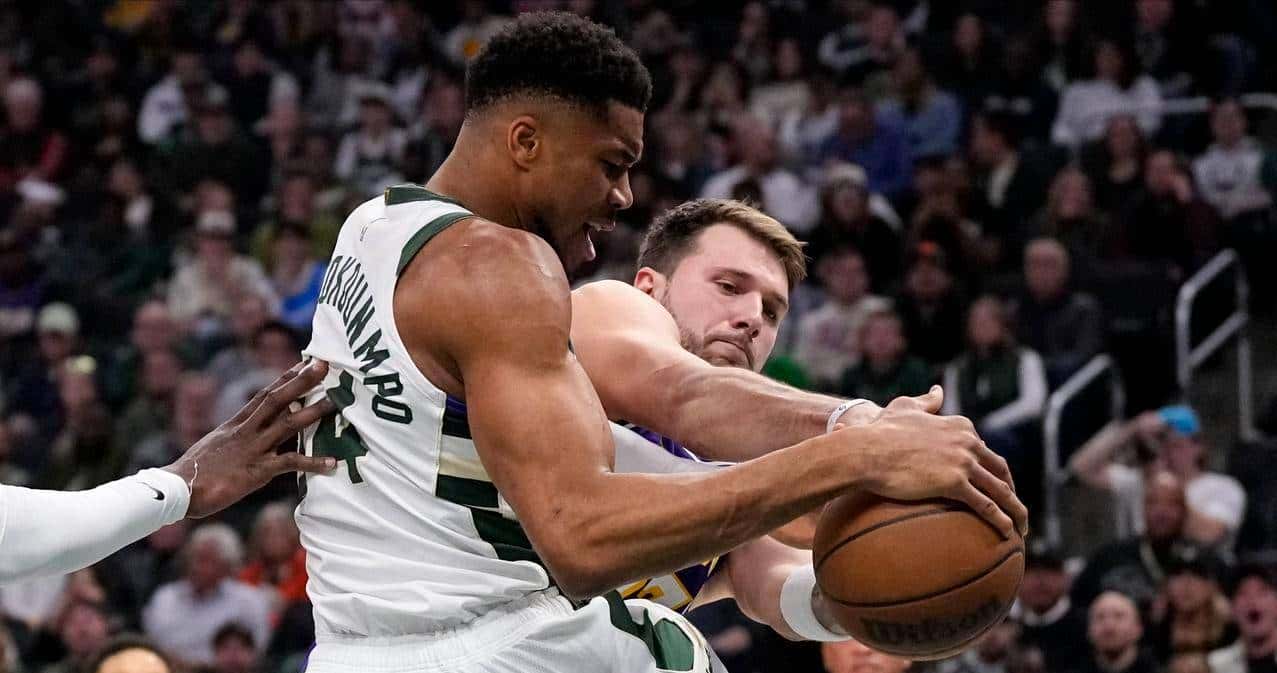 字母哥赛后举动引热议，淋过雨愿给别人撑伞，东字组合真有说法？