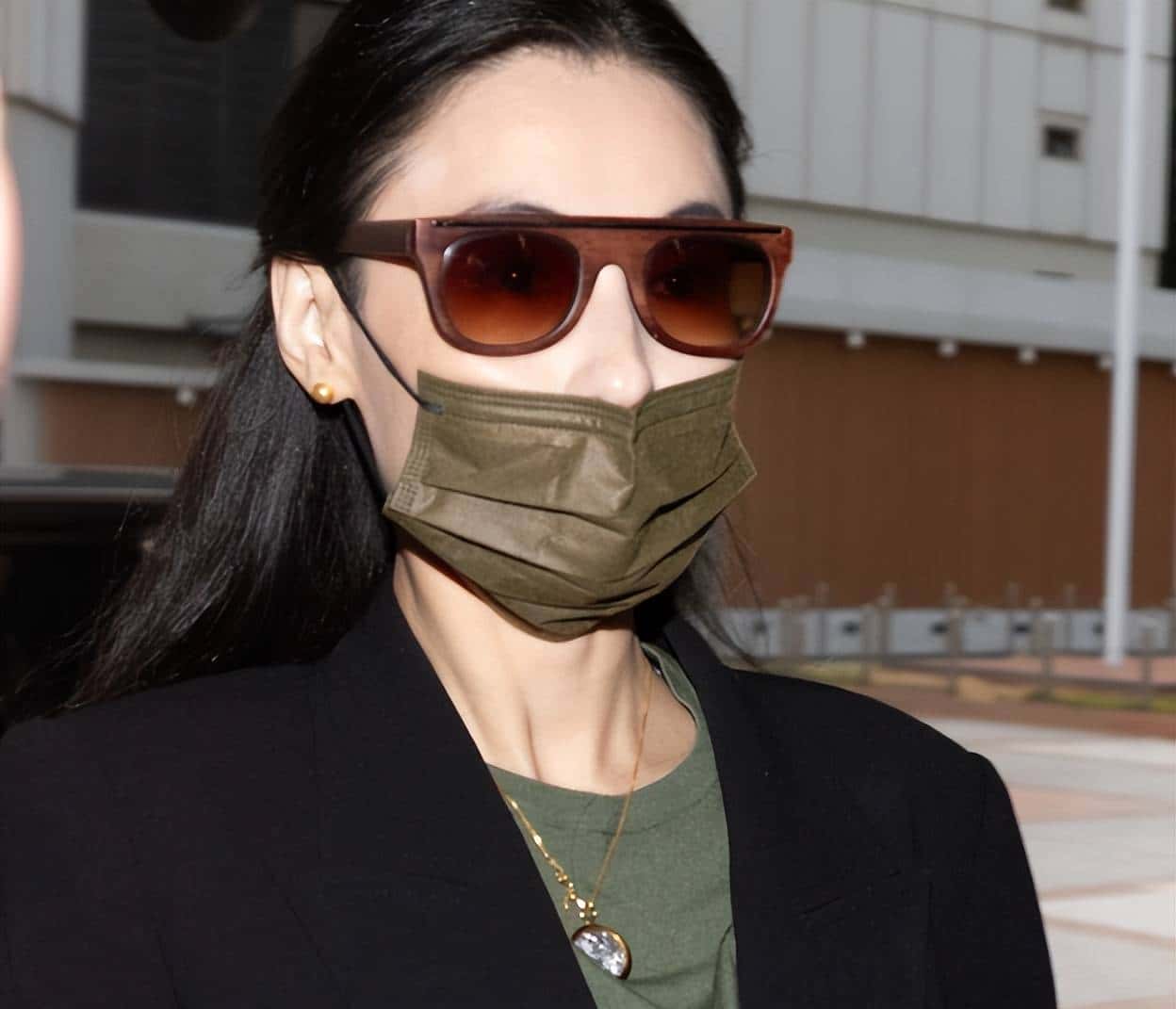 张柏芝对簿公堂：4000万骗局背后的干爹、假合同与泪崩真相