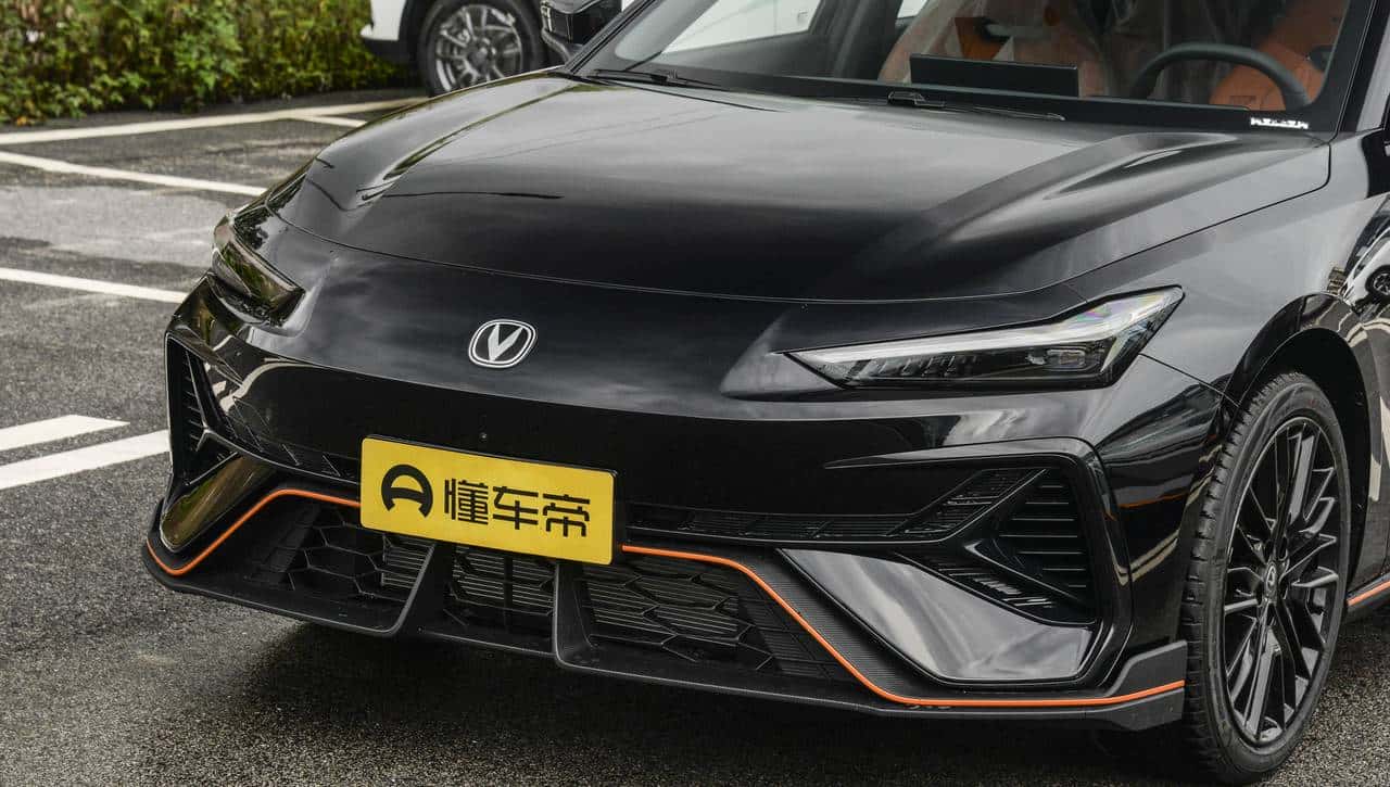 9.79万起售！10万级运动轿跑，2.0T+爱信8AT，长安UNI-V香不香？