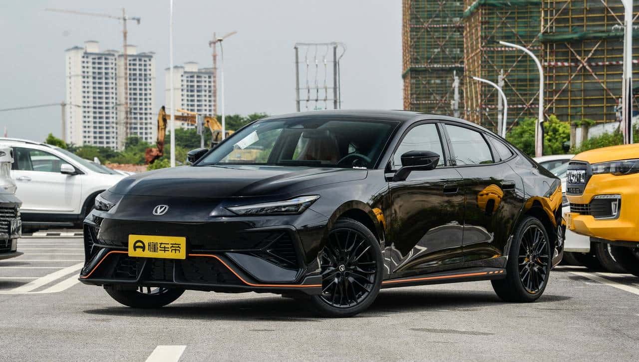 9.79万起售！10万级运动轿跑，2.0T+爱信8AT，长安UNI-V香不香？