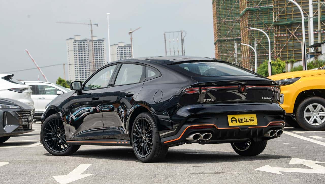 9.79万起售！10万级运动轿跑，2.0T+爱信8AT，长安UNI-V香不香？