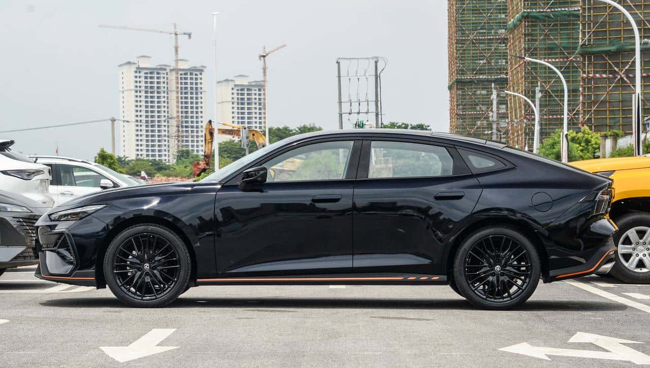 9.79万起售！10万级运动轿跑，2.0T+爱信8AT，长安UNI-V香不香？