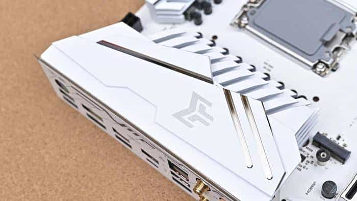 搭建无边海景房——影驰 Z790+ROG 龙王 3+联力积木风扇 P28 装机展示