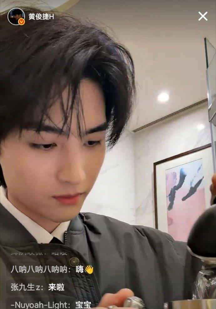 黄俊捷突击直播又整新活：咖啡加辣椒油自虐