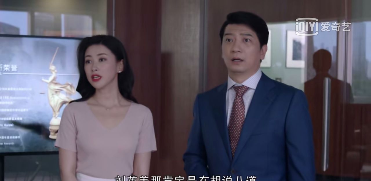 《精英律师》中，面对父亲的无理取闹，为什么栗娜一次次拒绝罗槟的协助？