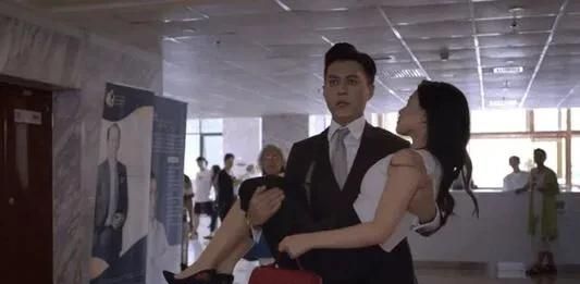 《精英律师》中，罗宾到底和谁更适合在一起？栗娜还是戴曦？