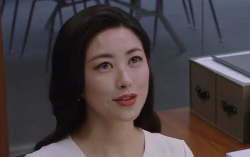 《精英律师》中，面对父亲的无理取闹，为什么栗娜一次次拒绝罗槟的协助？