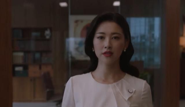 《精英律师》中，面对父亲的无理取闹，为什么栗娜一次次拒绝罗槟的协助？