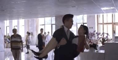 《精英律师》中，面对父亲的无理取闹，为什么栗娜一次次拒绝罗槟的协助？