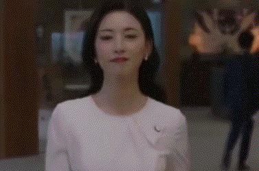 《精英律师》中，面对父亲的无理取闹，为什么栗娜一次次拒绝罗槟的协助？