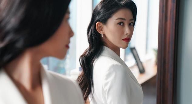 《精英律师》中，面对父亲的无理取闹，为什么栗娜一次次拒绝罗槟的协助？