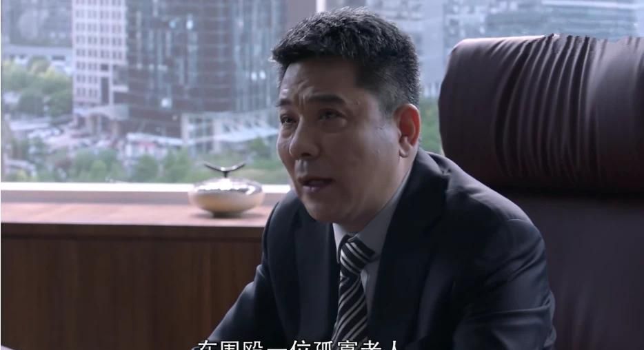 《精英律师》中，面对父亲的无理取闹，为什么栗娜一次次拒绝罗槟的协助？