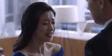 《精英律师》中，面对父亲的无理取闹，为什么栗娜一次次拒绝罗槟的协助？