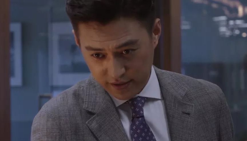 《精英律师》中，面对父亲的无理取闹，为什么栗娜一次次拒绝罗槟的协助？