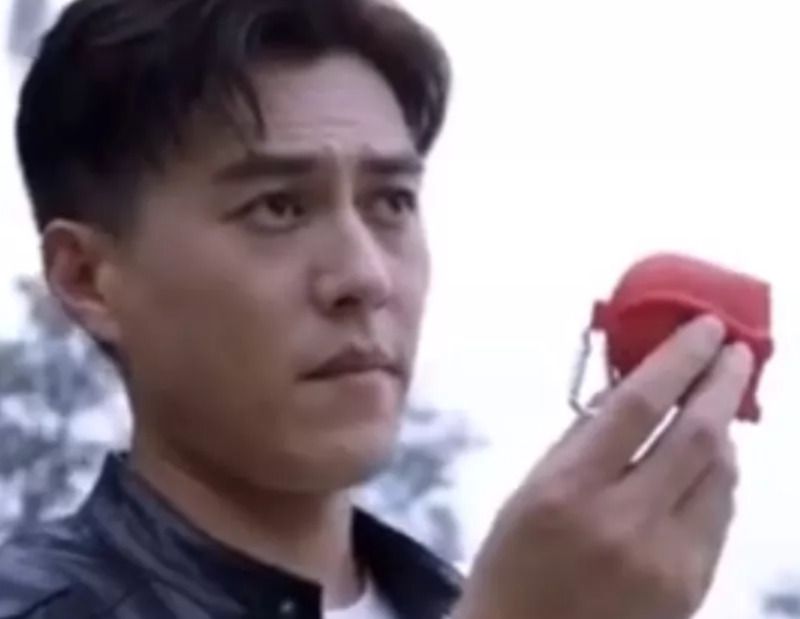 《精英律师》中，面对父亲的无理取闹，为什么栗娜一次次拒绝罗槟的协助？