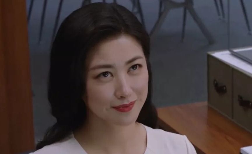 《精英律师》中，面对父亲的无理取闹，为什么栗娜一次次拒绝罗槟的协助？