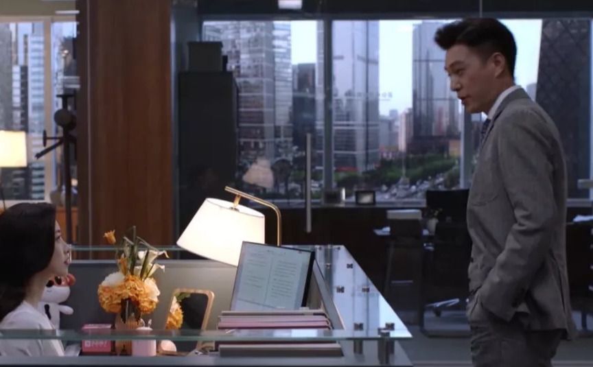 《精英律师》中，面对父亲的无理取闹，为什么栗娜一次次拒绝罗槟的协助？