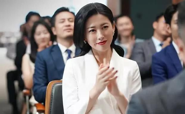 《精英律师》中，面对父亲的无理取闹，为什么栗娜一次次拒绝罗槟的协助？