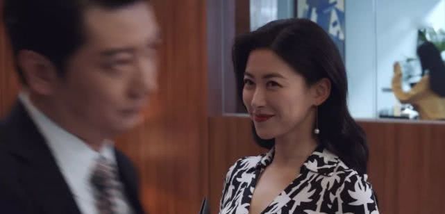 《精英律师》中，面对父亲的无理取闹，为什么栗娜一次次拒绝罗槟的协助？