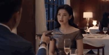 《精英律师》中，面对父亲的无理取闹，为什么栗娜一次次拒绝罗槟的协助？