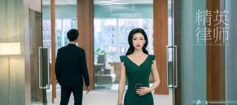 《精英律师》中，面对父亲的无理取闹，为什么栗娜一次次拒绝罗槟的协助？