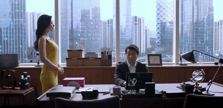 《精英律师》中，面对父亲的无理取闹，为什么栗娜一次次拒绝罗槟的协助？