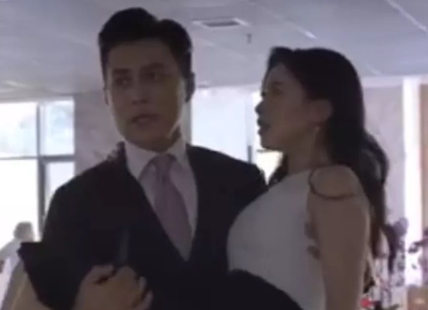 《精英律师》中，面对父亲的无理取闹，为什么栗娜一次次拒绝罗槟的协助？